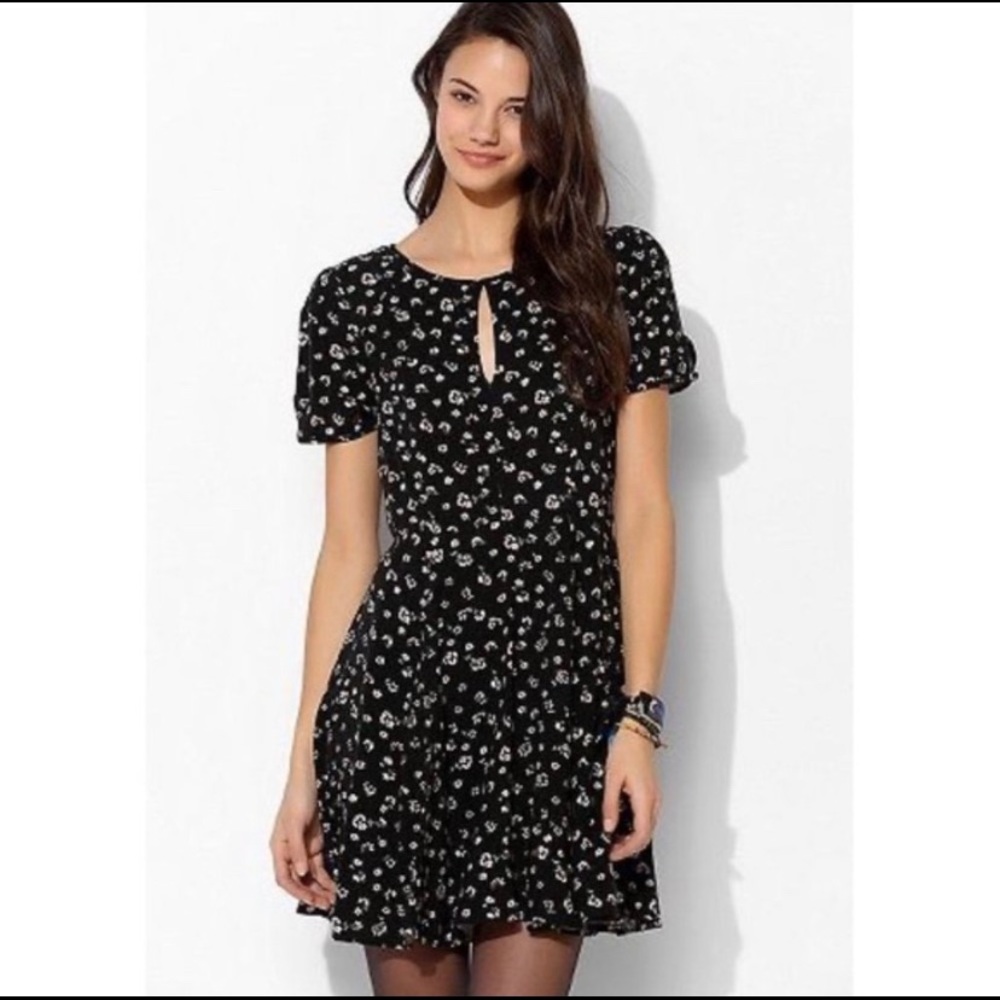 Kimchi Blue - Black Dress White Daisies 90s sz 6
